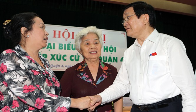 Chủ tịch nước: Gây oan sai phải chịu trách nhiệm hình sự Chủ tịch nước Trương Tấn Sang tiếp xúc cử tri quận 4. Ảnh: TTXVN.