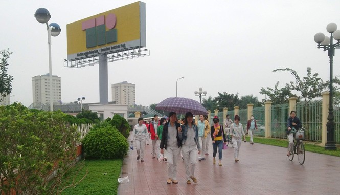 Công nhân trẻ thấp thỏm chờ thưởng Tết Công nhân KCN Thăng Long (huyện Đông Anh, Hà Nội) giờ tan ca. Ảnh: Nguyễn Hoan.
