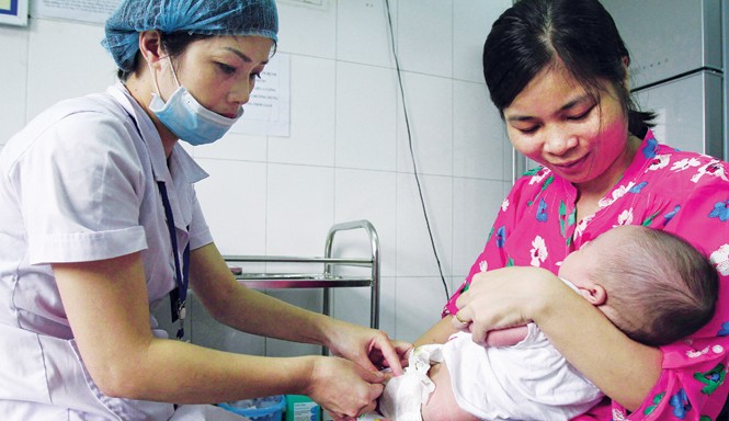 Khan vắc-xin dịch vụ: Doanh nghiệp 'đục nước béo cò'? Tiêm vắc-xin phòng bệnh cho trẻ tại trung tâm y tế dự phòng số 70 Nguyễn Chí Thanh - Hà Nội. Ảnh: Ngọc Châu.