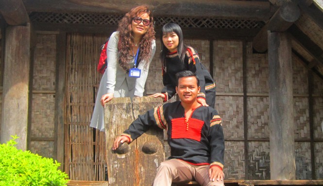Nữ tiến sĩ của buôn làng TS Tuyết Nhung (bìa trái) về buôn.