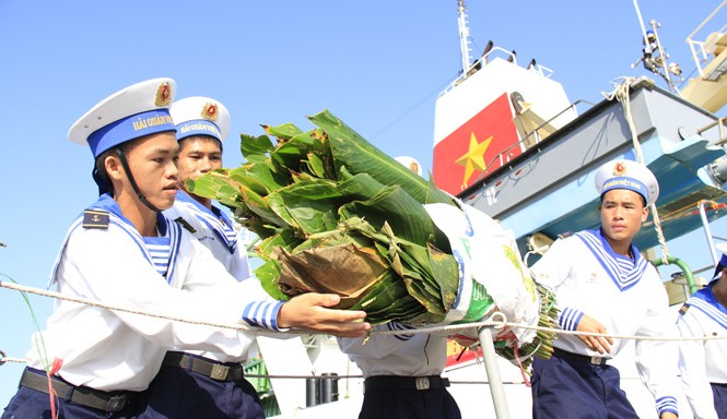 Thêm quà Tết đến Trường Sa Các chiến sĩ vận chuyển lá dong gói bánh chưng xuống tàu đi Trường Sa. Ảnh: Trường Phong.