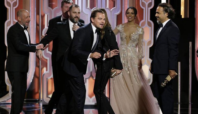 Thắng lớn Quả cầu vàng, phim của Leo tiến thẳng Oscar Đoàn phim “The Revenant” thắng lớn mở đường chạy đua đến Oscar.