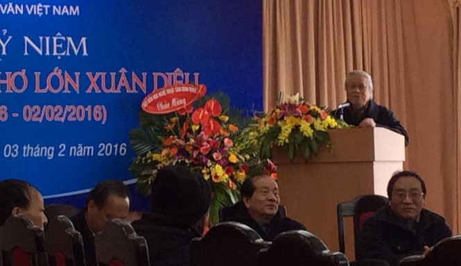 100 năm sinh Xuân Diệu: Nhà thơ lớn, người của giai thoại Khung cảnh hội thảo Xuân Diệu sáng 3/2 (trong ảnh là nhà thơ Vũ Quần Phương đang tham luận).