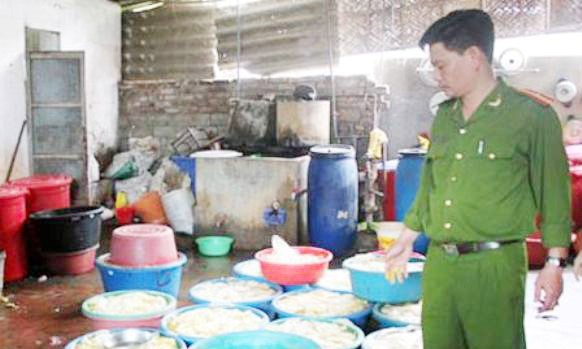 Phát hiện hai cơ sở tẩy, nhuộm măng bằng hóa chất Cở sở sản xuất măng do chị Trang làm chủ đang dùng chất màu vàng để nhuộm măng. Ảnh: Zing.
