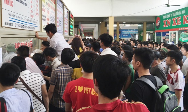 Dịp lễ 30/4 và 1/5 ở cửa ngõ Thủ đô: Đường ùn tắc, bến xe vỡ trận Tình trạng lộn xộn và nhiều người không mua được vé xe tại bến Giáp Bát sáng 30/4. Ảnh: B.An.