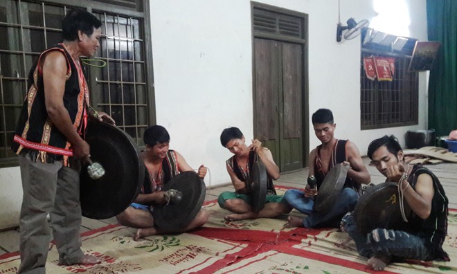 Những người giữ nhịp chiêng cho buôn làng Nghệ nhân Y Ma Lai Kpă đang dạy cách đánh cồng chiêng cho các bạn trẻ.
