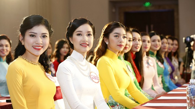 Đạo diễn Hoàng Nhật Nam: 'Sân khấu hoa hậu gợi nhớ tinh thể đá quý' 30 cô gái trình diện trong họp báo. Ảnh: Hồng Vĩnh.