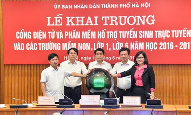 Ngày đầu tuyển sinh trực tuyến: Phụ huynh hoang mang, trường bối rối Lãnh đạo thành phố Hà Nội và ngành giáo dục ấn nút khai trương cổng thông tin điện tử và phần mềm tuyển sinh trực tuyến. Ảnh: Phú Khánh.