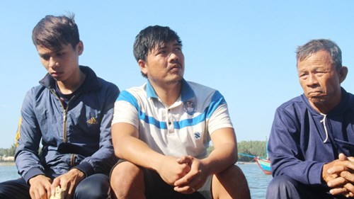 Đánh gục ngư dân Ba ngư dân đặc biệt trên tàu cá của ông Võ Văn Lựu vừa bị Trung Quốc đâm chìm giữa Hoàng Sa thoát chết trở về: Ông nội Võ Băng (72 tuổi), cháu rể Nguyễn Trung Hậu và cháu nội Võ Văn Cầu (từ phải qua). Ảnh: H. Văn.