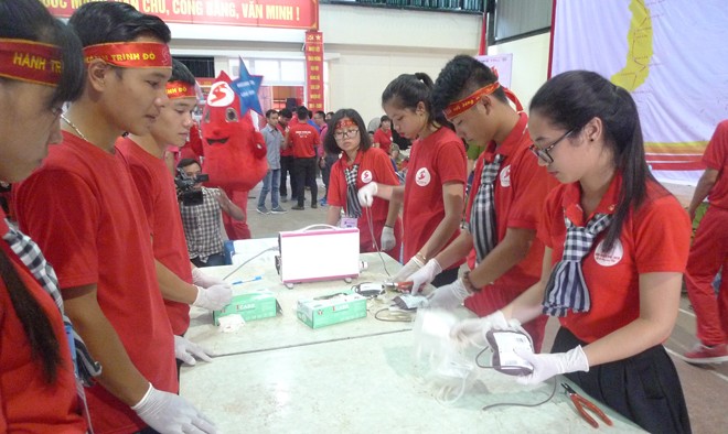 Rực đỏ trái tim tình nguyện ở biên giới Hành trình đỏ ở Lạng Sơn. Ảnh: Duy Chiến.