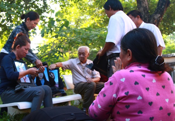 Những kẻ đáng chết Mẹ và chị của sát thủ Vũ Văn Tiến quỳ sụp giữa sân tòa lạy sống người nhà nạn nhân.