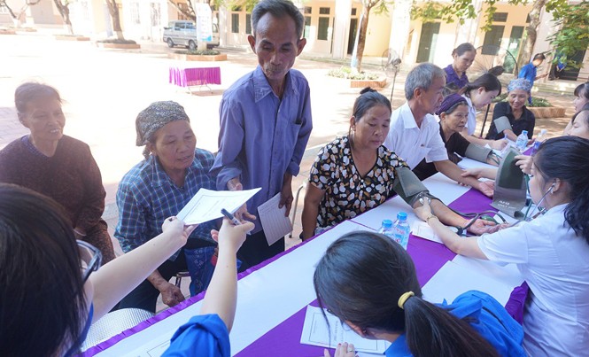 Tri ân các anh hùng liệt sĩ Thành Đoàn Hà Nội tổ chức khám bệnh, cấp phát thuốc miễn phí cho các đối tượng chính sách.