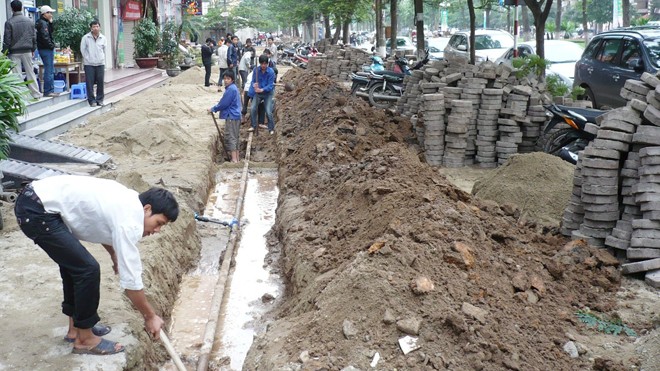Vỉa hè Hà Nội: Điệp khúc lát, đào, chỉnh trang Vỉa hè đường Hoàng Quốc Việt từng được lát bằng gạch lục giác nhưng bị “mổ phanh” để sửa đường ống nước. Ảnh: Anh Trọng.