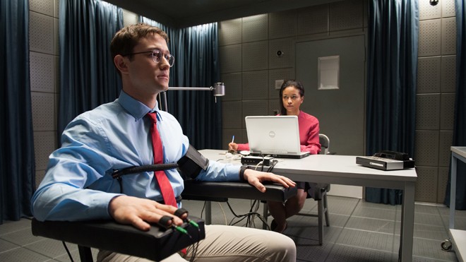 Phim về Snowden hấp dẫn, gây tranh cãi Gordon-Levitt, diễn viên có ngoại hình giống Snowden và diễn xuất được đánh giá cao trong phim Snowden.
