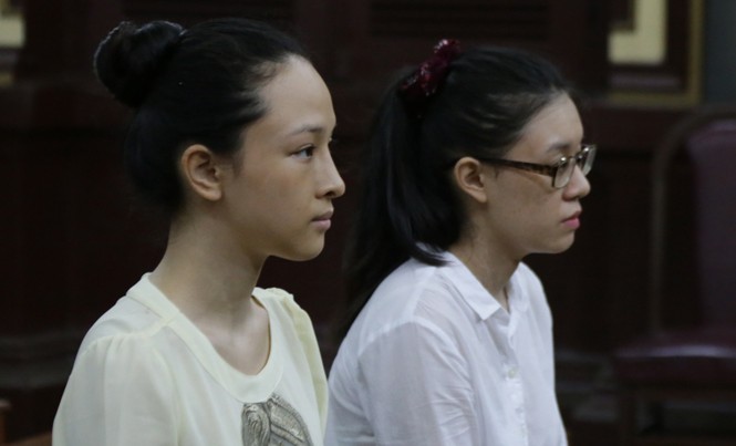 Hoa hậu Phương Nga và 'hợp đồng tình cảm' gây bão dư luận Hoa hậu Trương Hồ Phương Nga (bên trái) và bà Nguyễn Đức Thùy Dung tại phiên tòa. Ảnh: Tân Châu.