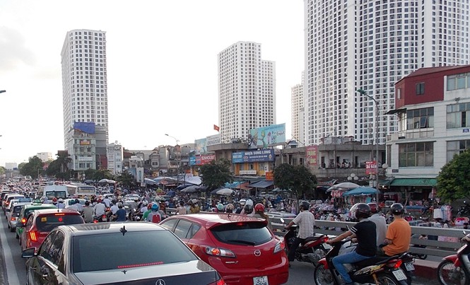 Cấm xe máy, nhưng vận tải công cộng đâu? Theo nhiều chuyên gia, bản chất của ùn tắc tại Hà Nội là do có quá nhiều nhà cao tầng, giải pháp cấm xe máy chỉ là phần ngọn. Ảnh: A.Trọng.