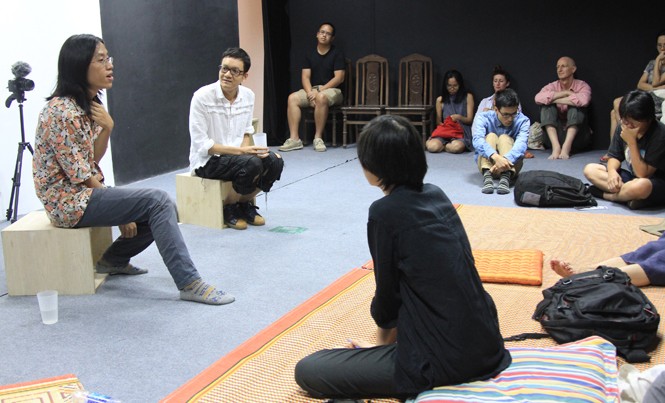 Lạ như liên hoan phim “queer” Đạo diễn Trương Minh Quý (bìa trái) và nhà tổ chức Nguyễn Quốc Thành giao lưu với khán giả LHP Queer Forever. Ảnh: N.M.Hà.