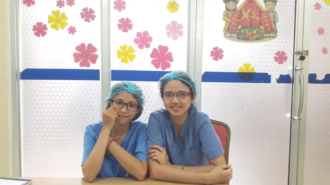 Khó như thi Bác sĩ nội trú Thu và Huyền đang thực hành tại phòng mổ.