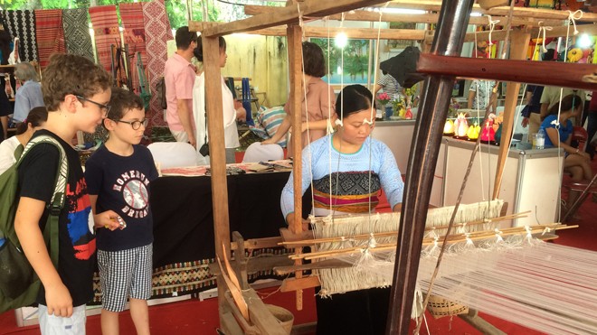 Để liên hoan du lịch không phải chợ phiên Gian hàng của Hoa Ban Cộng - làng nghề thổ cẩm Mai Châu, Hòa Bình. Ảnh: H.H.
