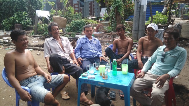 Sống ở đáy sông Đội thợ lặn đang trục vớt tàu chìm.