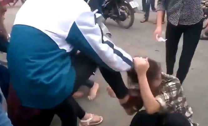 Trẻ bị bạo hành, làm nhục trên mạng: Cần xử lý cả người quay, phát tán clip Hình ảnh bạo hành học đường tràn lan trên mạng xã hội. Ảnh: Cắt từ clip.