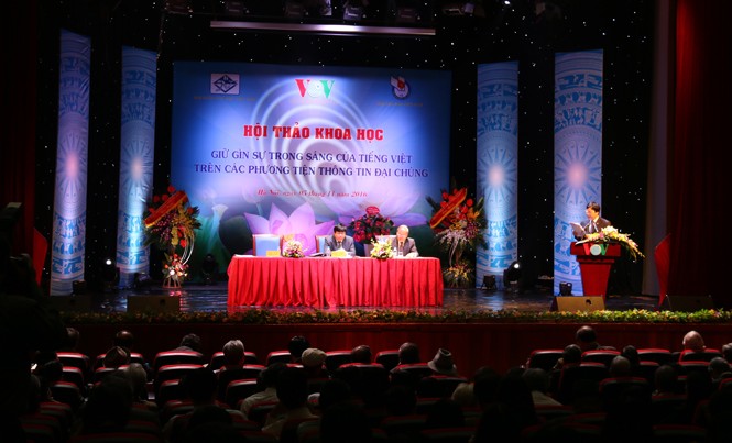 Hiến kế “cứu” tiếng Việt Hội thảo “Giữ gìn sự trong sáng của Tiếng Việt trên các phương tiện thông tin đại chúng” thu hút sự quan tâm của các nhà khoa học, chuyên gia nghiên cứu ngôn ngữ. Ảnh: Nguyễn Thảo.