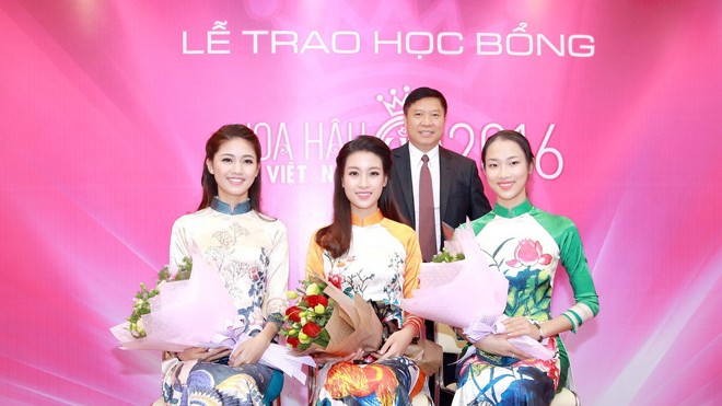 Trao học bổng tiếng Anh cho các người đẹp cuộc thi Hoa hậu VN 2016 Ông Phạm Tấn Nghĩa - Chủ tịch kiêm TGĐ Hệ thống Anh văn Hội Việt Mỹ trao học bổng và tặng hoa cho các người đẹp.