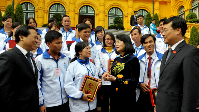 42 tấm gương sáng về ý chí và nghị lực vượt khó Phó Chủ tịch nước Đặng Thị Ngọc Thịnh trao đổi với 42 giáo viên được tuyên dương trong chương trình Chia sẻ cùng thầy cô năm 2016. Ảnh: Xuân Tùng.