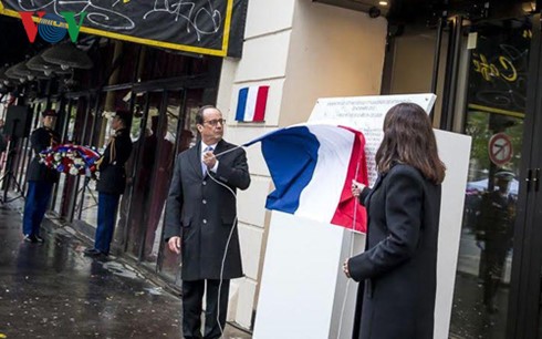 Sting hát tưởng niệm một năm thảm kịch Bataclan Tổng thống Pháp Fancois Hollande tham gia thực hiện nghi thức khánh thành tấm biển tưởng niệm trước nhà hát Bataclan.
