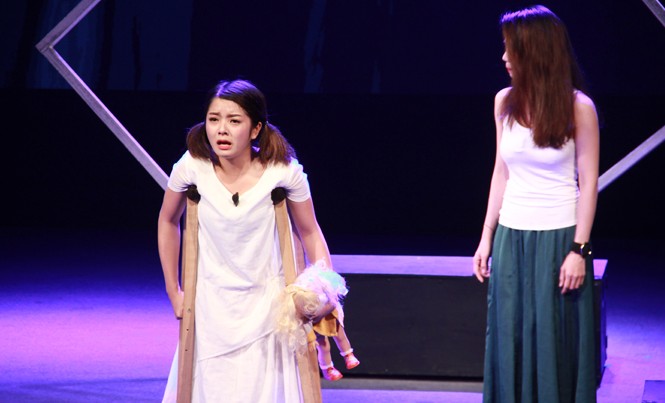 Lê Khanh 'tra tấn' diễn viên trong vở mới Diễn xuất của diễn viên “Sau lưng là cả bầu trời” gây ấn tượng tốt. Ảnh: Ng.Khánh.