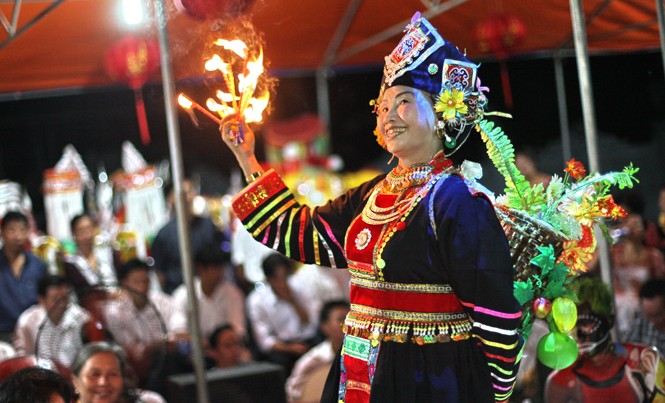 Nỗi niềm đồng thầy thời bùng phát Đồng thầy Nguyễn Thị Nga trong một giá hầu năm 2010, thời điểm còn khá nhạy cảm với hầu đồng. Ảnh: Lan Hương.