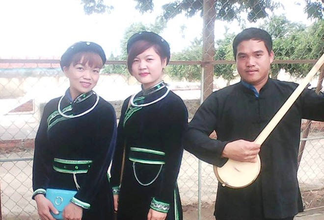 Người lưu truyền đàn tính, hát then trên Tây Nguyên Anh Tân cùng cây đàn tính tự tay chế tác.