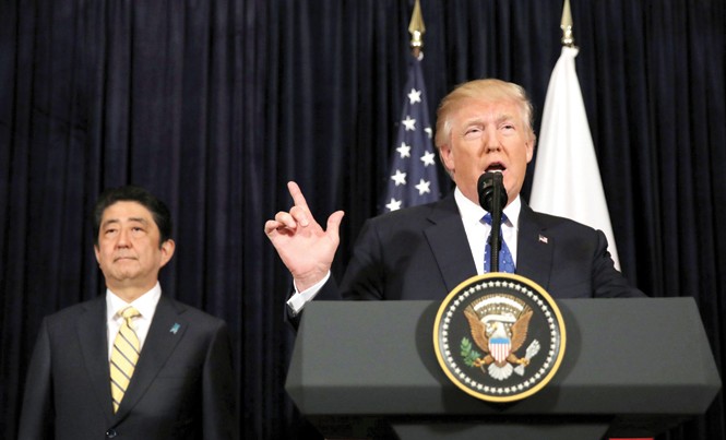 Phóng tên lửa, Triều Tiên muốn thử ông Trump Tổng thống Mỹ Donald Trump và Thủ tướng Nhật Bản Shinzo Abe. Ảnh: Getty Images.