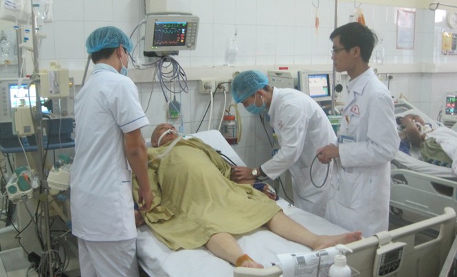 Chuyện ở một bệnh viện đa khoa tỉnh Khoa Hồi sức tích cực cấp cứu một ca bệnh hiểm nghèo.
