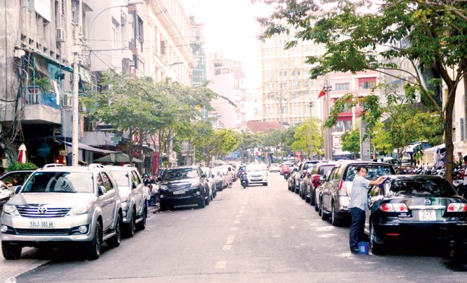 Cao ốc thiếu tầng hầm, ô tô đỗ ngập phố Ô tô đỗ tràn làn cả hai chiều trên đường Hải Triều (quận 1). Ảnh: H.T.