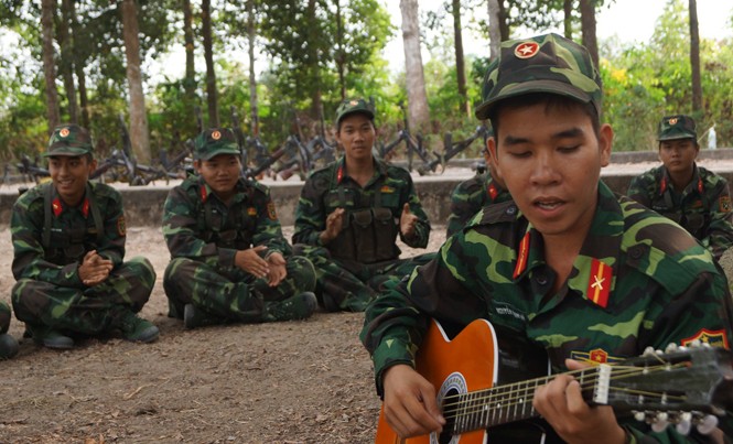 Lính mới rèn luyện trong quân ngũ Chiến sĩ mới ở Trung đoàn Gia Định sinh hoạt văn nghệ trong giờ giải lao trên thao trường. Ảnh: Nguyễn Sơn.
