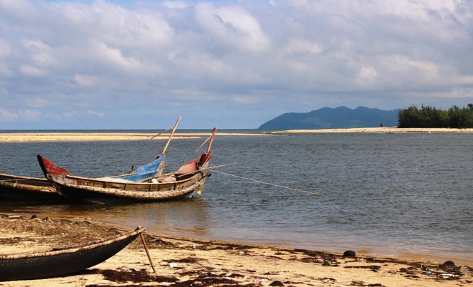 Hàng trăm nghìn khối cát bốc hơi, cửa biển Tư Hiền càng nạo càng tắc Sau khi hàng trăm nghìn khối cát biển bị hút bán ra nước ngoài, vượt khối lượng “vô tội vạ”, cửa Tư Hiền vẫn tiếp tục bồi tắc.