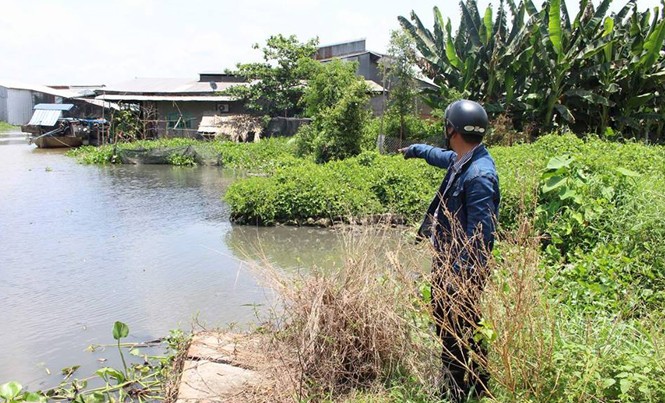 Khốn khổ vì nhà máy đường gây ô nhiễm Nước sông bị ô nhiễm đen ngòm.