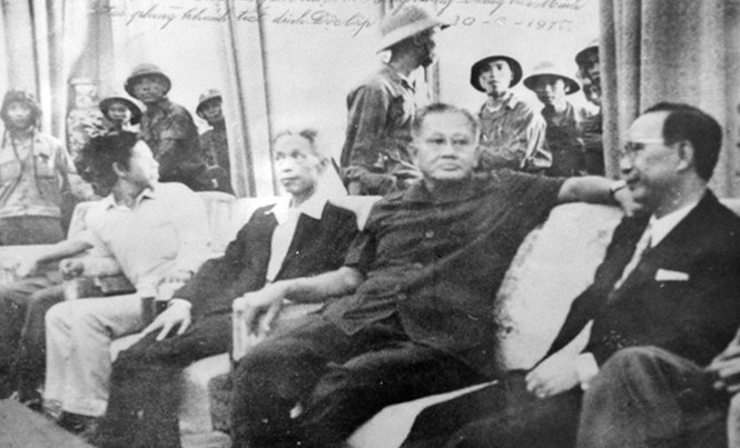 Viết nhân ngày 30/4 - Kỳ 1: 'Nhiệm kỳ' Tổng Thống vài ngày Nội các Dương Văn Minh trong ngày 30/4; Từ trái qua phải: ông Vũ Văn Mẫu, ông Dương Văn Minh, ông Nguyễn Văn Huyền. (Ảnh tư liệu).