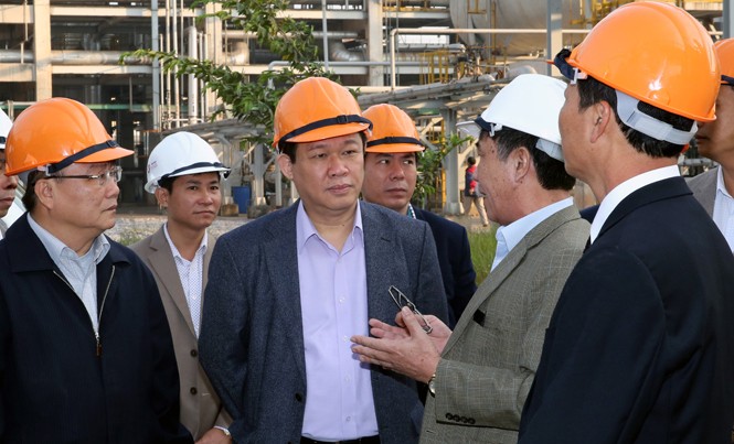 12 dự án thua lỗ: Không “cứu” được thì cho phá sản Phó Thủ tướng Vương Đình Huệ trong lần đi kiểm tra, xử lý các nhà máy. Ảnh: TC.
