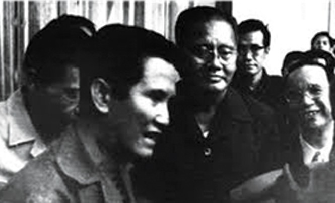Viết nhân ngày 30/4 - Kỳ 3: Chuẩn tướng Hạnh điều binh khiển tướng Từ phải qua: Ông Vũ Văn Mẫu, ông Dương Văn Minh và ông Nguyễn Hữu Hạnh trong ngày 30/4. Ảnh: TL.