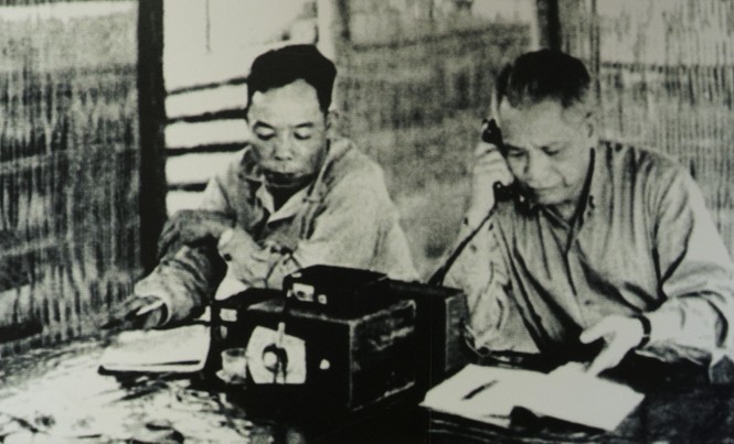 Vị tướng chính trị - quân sự song toàn Đại tướng Văn Tiến Dũng điện báo tin chiến thắng Tây Nguyên, tháng 3/1975. Ảnh: Tư liệu.