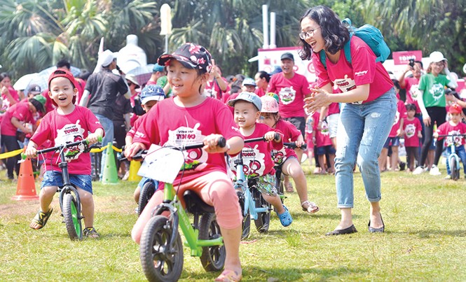 Luật trẻ em có hiệu lực: Không được tự ý đưa ảnh trẻ em lên mạng Những hình ảnh hoạt động vui chơi công cộng của trẻ vẫn có thể được chia sẻ. Ảnh minh họa: Thanh Hà.