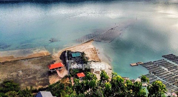 Thiên đường 'lậu' trên vịnh Bái Tử Long từng bị bắt tháo dỡ Toàn bộ công trình nằm gọn dưới chân núi Bánh Sữa và quay về hướng Tây Nam. Ảnh: Hoàng Dương