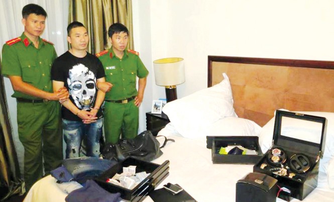 Chân dung ông trùm sản xuất thuốc lắc Sài Gòn vừa bị đánh sập Hiếu được đưa đến căn hộ thuê ở đường Nguyễn Du khám xét. Ảnh: CA.
