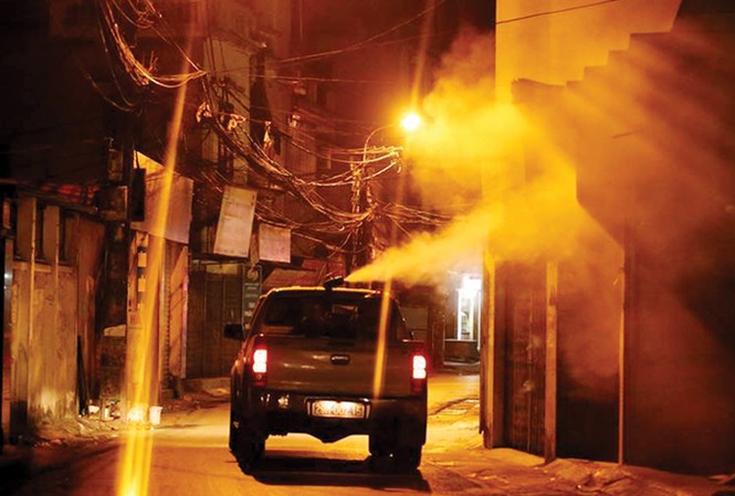 Dịch sốt xuất huyết bùng phát, Bộ trưởng Bộ Y tế tiếp tục họp khẩn Xe phun thuốc diệt muỗi của Trung tâm Y tế dự phòng Hà Nội trên đường Tứ Hiệp, Thanh Trì, Hà Nội đêm 2/8. Ảnh: Ngọc Thành.