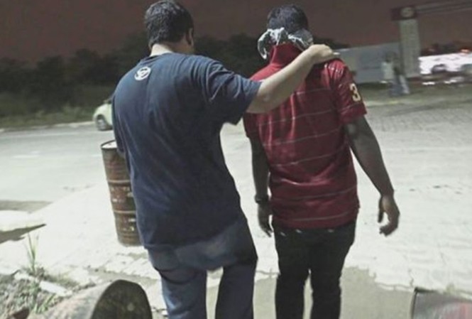 Bangladesh: Mắc bẫy bọn buôn người trong lốt chiêu sinh Một số nạn nhân người Bangladesh đành nộp tiền để được ở lại kiếm tiền trả nợ. Ảnh: The Star.