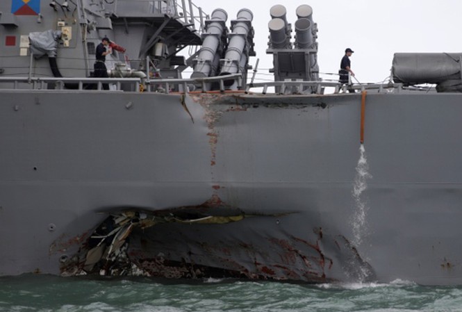 Tàu chiến gặp nạn, Mỹ gồng mình trên biển Đông Tàu USS John S. McCain bị móp sau vụ đâm va tàu chở dầu hôm 21/8. Ảnh: CBC.