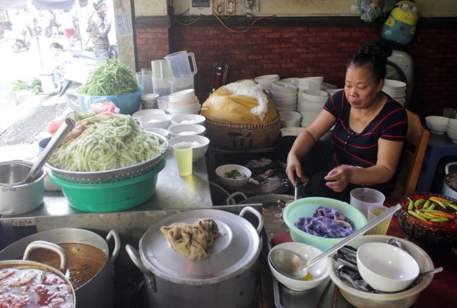 Sắp có quy chế xóa bún mắng, cháo chửi Quán bún chửi này cũng có tên trong danh sách bún mắng cháo chửi nổi tiếng ở Hà Nội. Ảnh: Mạnh Thắng.
