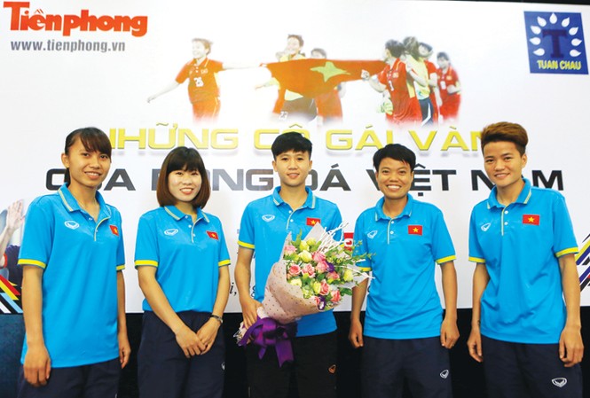 Tuyển nữ VN vô địch SEA Games 29: Hy sinh thầm lặng của các cô gái vàng Những cô gái vàng bóng đá nữ tại buổi giao lưu trực tuyến sáng ngày 31/8. Ảnh: Như Ý.